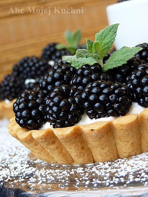 Tarteletki z bitą śmietaną i jeżynami