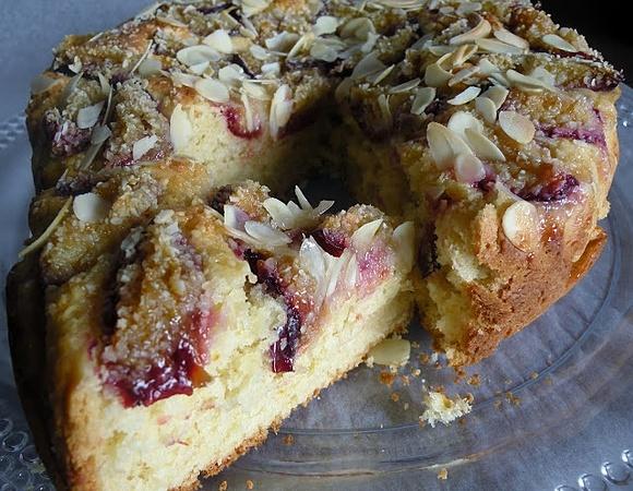 Ciasto drożdżowe ze śliwkami, pomarańczową nutą i migdałową mgiełką