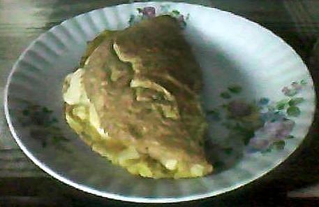 Prosty omlet z sera żółtego i papryką