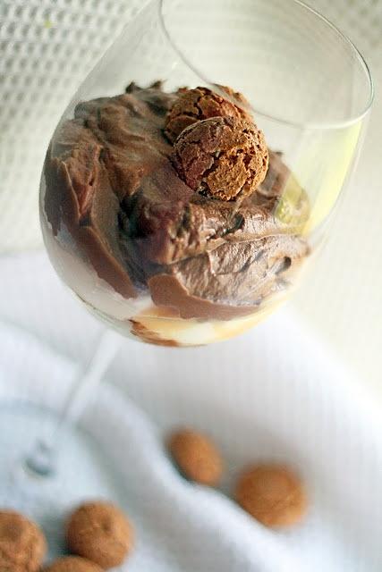 Deser kakaowy z mascarpone i ciasteczkami amaretti