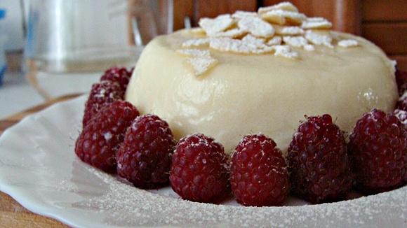 Kokosowo-czekoladowy pudding z kaszy manny z malinami i białą czekoladą