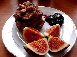 Banana pancakes z migdałami, figą i dżemem jagodowym