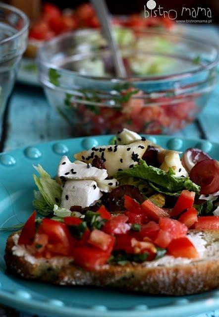 Bruschetta sałatka z czarnym sezamem i sosem idealnym