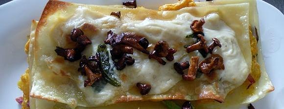 Lasagne z dynią, kurkami i szałwiowym beszamelem