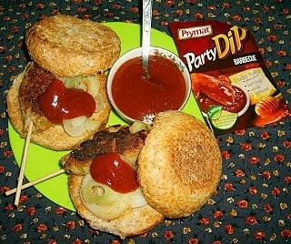 Pietruszkowo-cebulowe mielone na patyku z dip barbecue