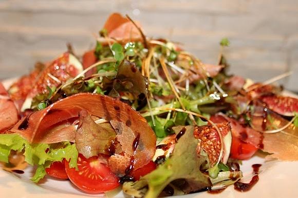 Sałatka z grillowanych fig i serrano ham