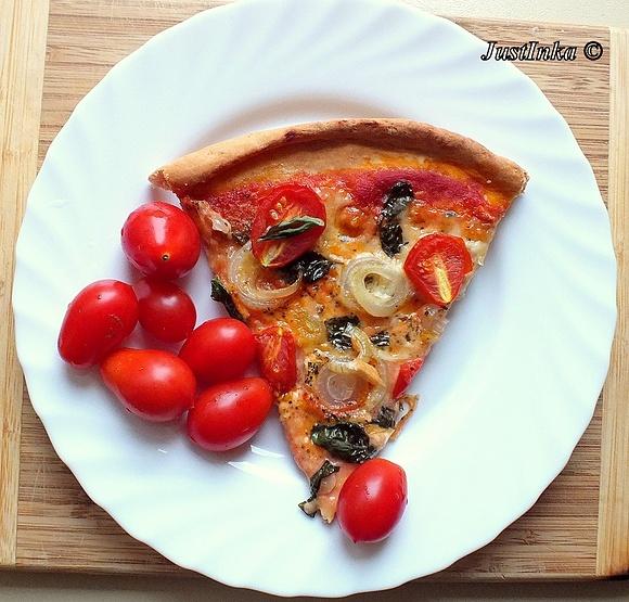 Pizza orkiszowa z pomidorkami, mozzarellą i bazylią