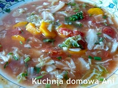 Zupa z włoską kapustą i pomidorami