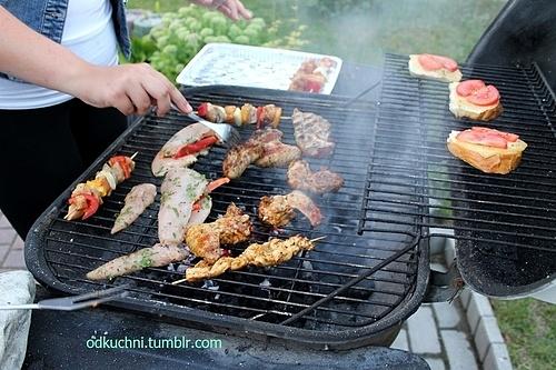 Ostatni grill w tym roku: szaszłyki, skrzydełka, pierś kurczaka i grzanki