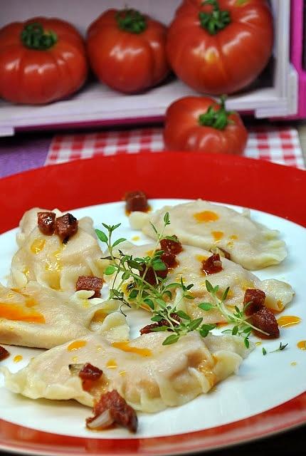Nowe oblicze ruskich pierogów z ketchupem i chorizo
