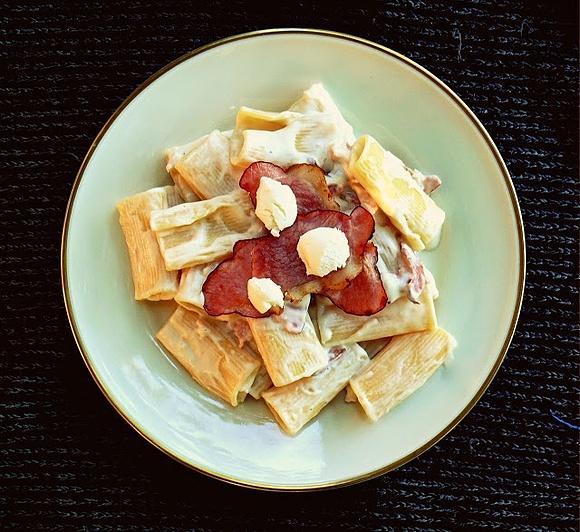 Rigatoni w kremowym sosie z kozim serem i szynką