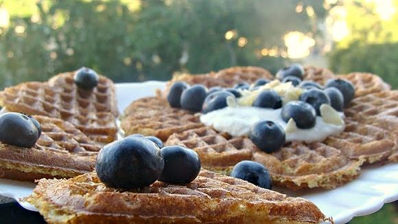 Ryżowe gofry klonowe z jogurtem greckim i borówkami
