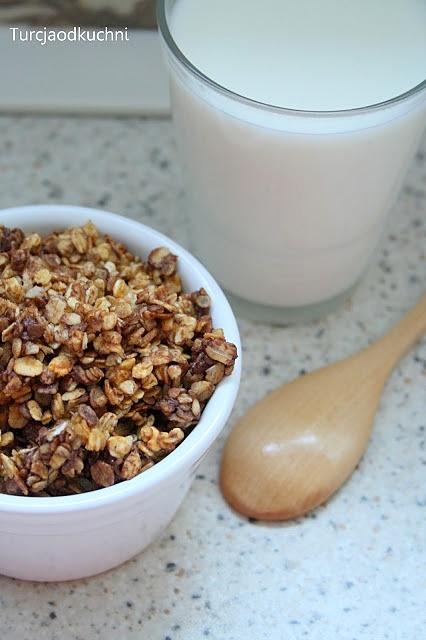 Morelowa granola z gorzką czekoladą