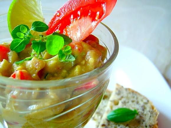 Guacamole z pomidorami i szalotką