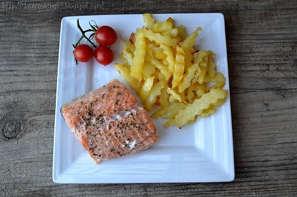 Pieczony łosoś z koperkiem i cytryną