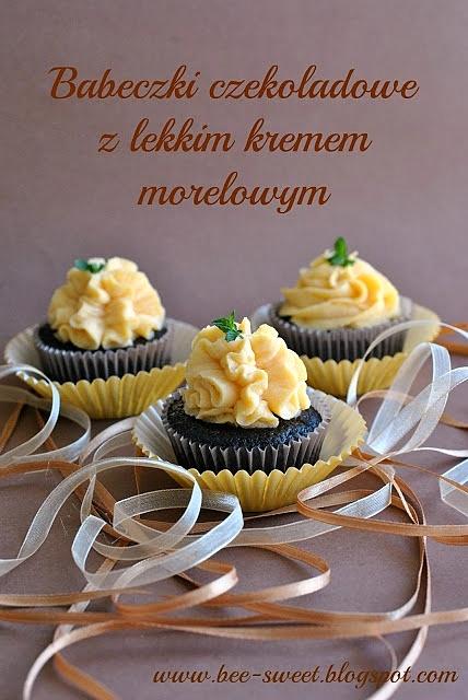 Babeczki czekoladowe z lekkim kremem morelowym