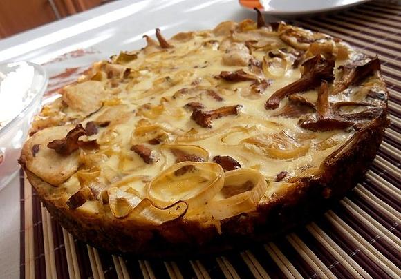 Quiche na ziemniaczano-marchewkowym spodzie z porem i kurkami