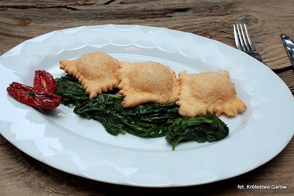 Smażone ravioli z serem i pomidorami suszonymi