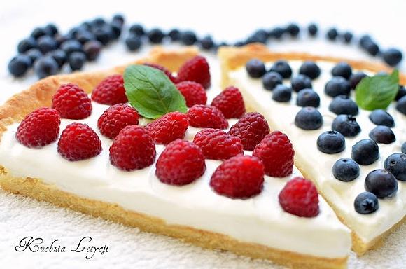 Tarta z malinami i borówkami