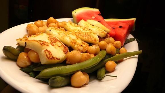 Sałatka z smażonym serem Halloumi i szparagami
