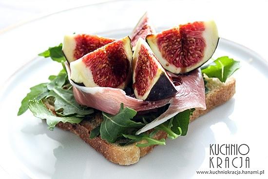 Tosty z rukolą serem figami szynką sezonowaną i glazurą balsamiczną