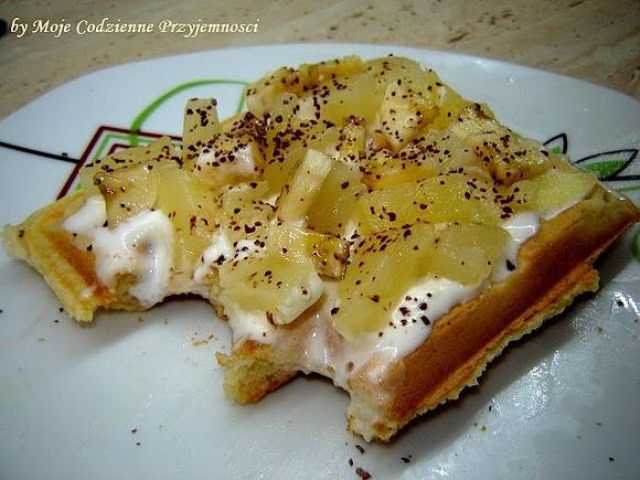 Gofry z waniliowym serkiem, ananasem i bananem