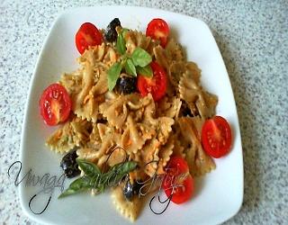 Sałatka z makaronem, pesto i oliwkami