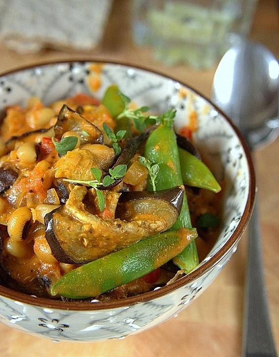Vegetariańskie curry z bakłażanem i fasolą black eye