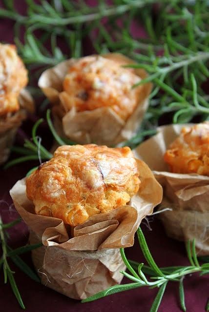 Wytrawne muffiny z rozmarynem kukurydzą i szynką
