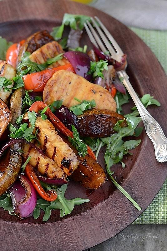 Grillowana sałatka z serem halloumi i warzywami