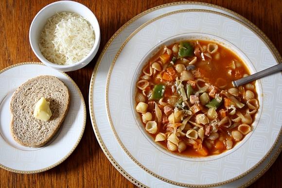Zupa minestrone z sezonowymi warzywami