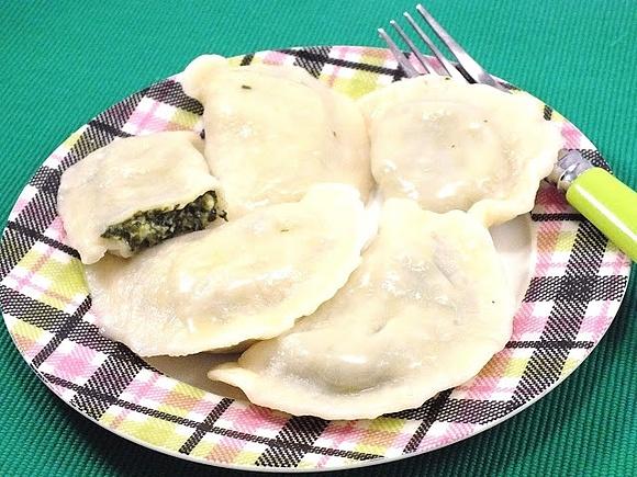 Pierogi ze szpinakiem, twarogiem i serem żółtym