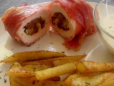 Roladki z kurczaka w jamon serrano z pieczonymi ziemniakami i aioli