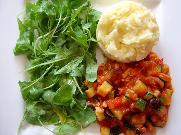 Danie bezmięsne z purée ziemniaczanym, warzywami w sosie pomidorowym i rukolą