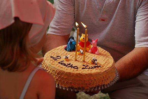 Powrót do dzieciństwa z bajkowym tortem i masą cukrową