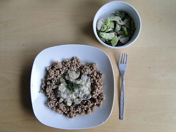 Kasza gryczana z sosem pieczarkowo-orzechowym - szybki obiad