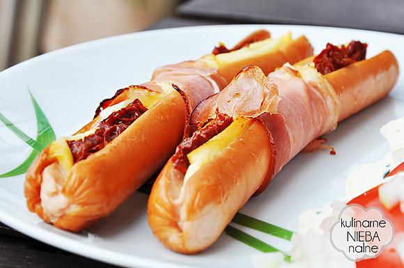 Parówki zapiekane z serem i suszonymi pomidorami w szynce parmeńskiej