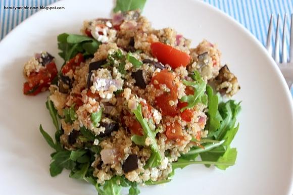 Sałatka z pieczonym bakłażanem i quinoa