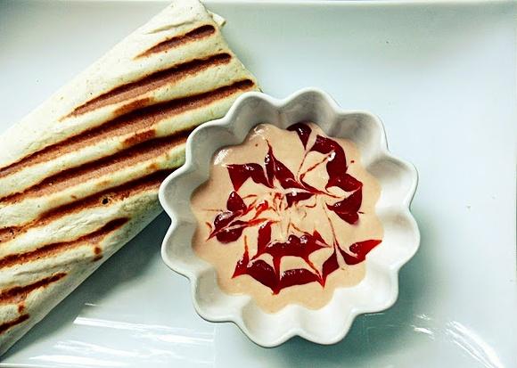 Wrap z hummusem i grillowanymi warzywami z serem brie