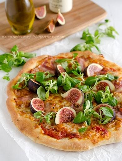 Pizza z boczkiem, figami i roszponką