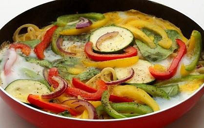 Kolorowy omlet z makaronem spaghetti i warzywami