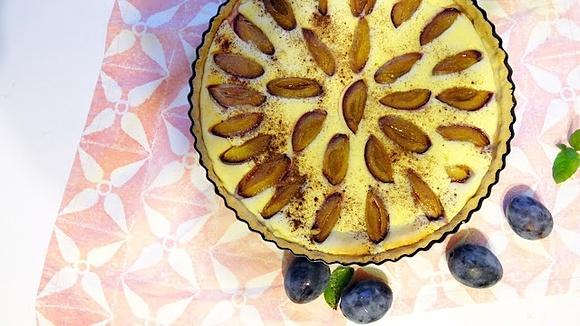Tarta ze śliwkami i cynamonem na budyniowo-śmietankowej masie