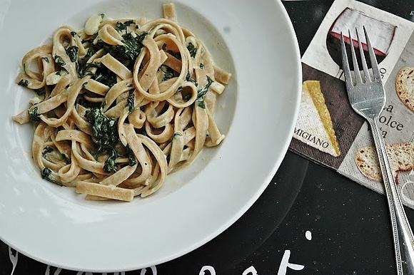 Pełnoziarniste tagliatelle ze szpinakiem i serami