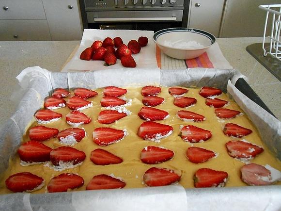 Ciasto z truskawkami i cytrynową nutką