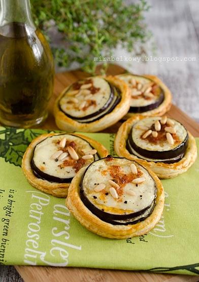 Mini-tartaletki z bakłażanem, pesto i mozzarellą