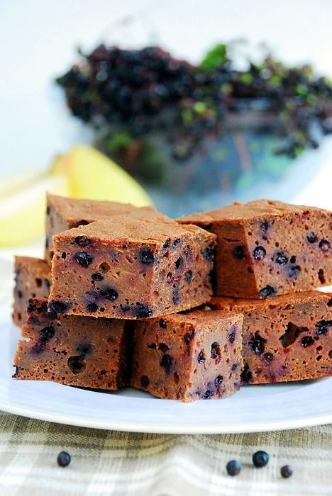 Ciasto amarantusowe z jabłkami i czarnym bzem