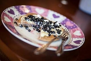 Czekoladowy omlet z jagodami i sosem z białej czekolady