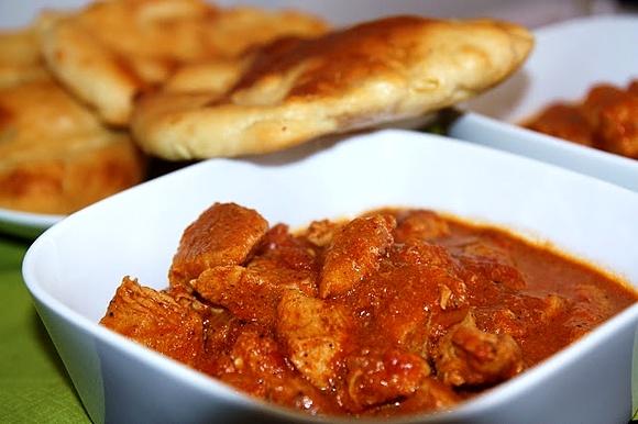 Kurczak tikka masala i chlebki naan