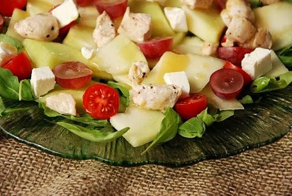 Sałatka z kurczakiem, winogronem i melonem