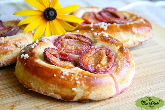 Drożdżówki ze śliwkami jak z cukierni